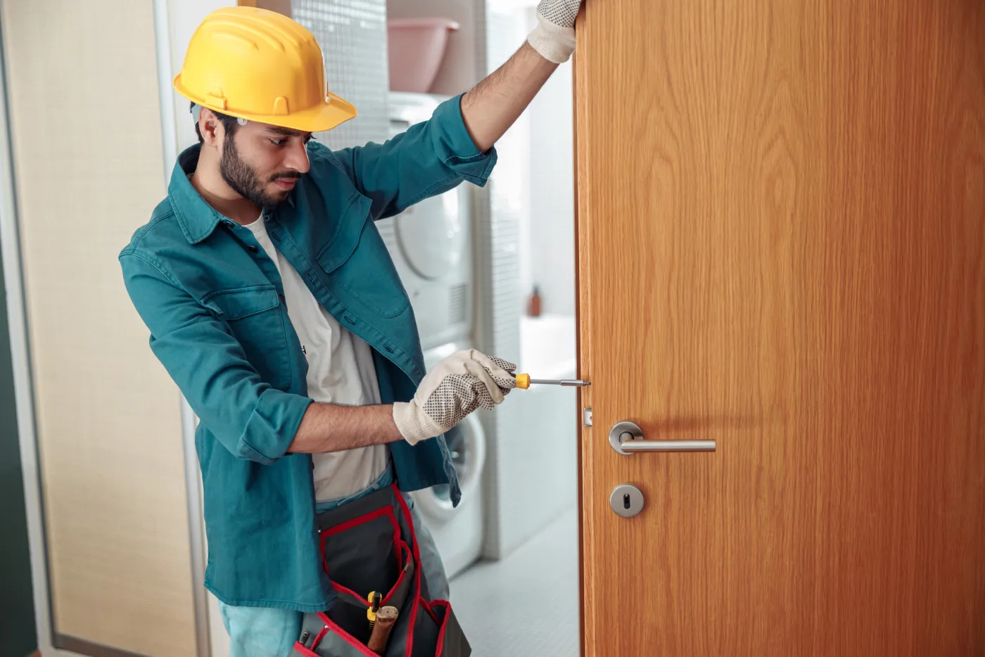 Artisan serrurier en intervention sur une porte d'entrée à Sevran (93270)