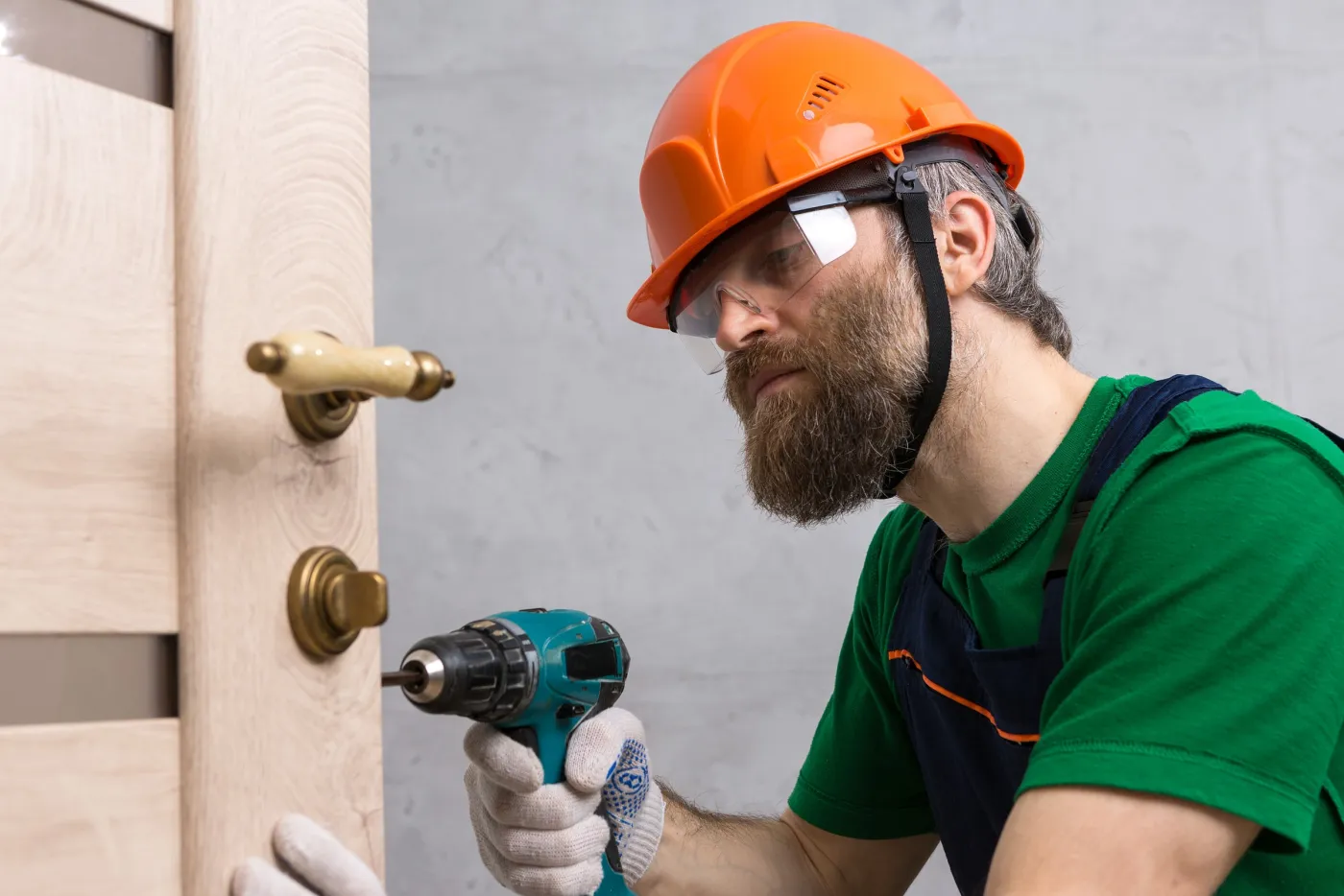 Artisan serrurier intervenant sur une porte en bois à Sevran