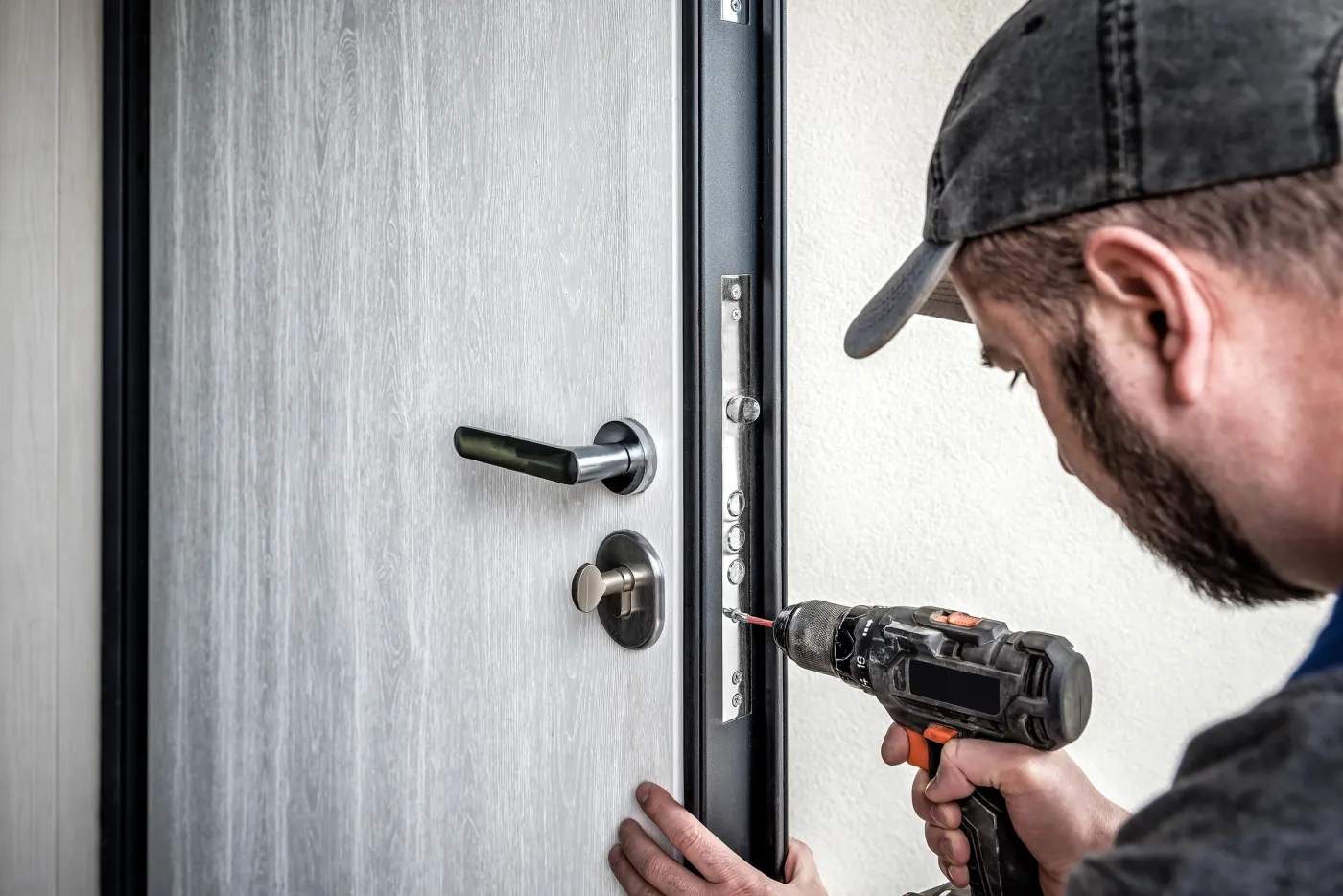 Installation d'une serrure multipoints sur une porte d'entrée à Sevran